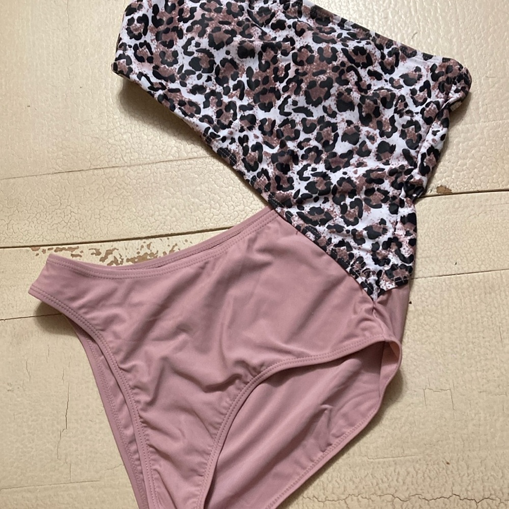 Leopard print one shoulder swimsuit medium nwot